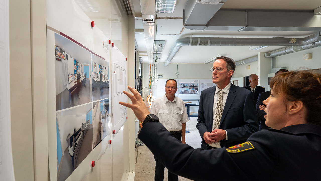 Innenminister Michael Ebling in den Räumlichkeiten des neuen Lagezentrums. 