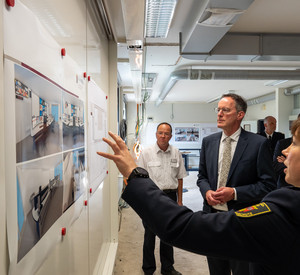 Innenminister Michael Ebling in den Räumlichkeiten des neuen Lagezentrums. 