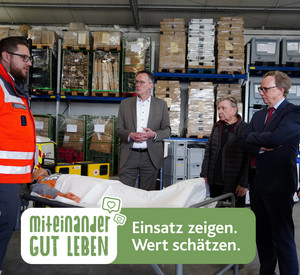 Innenminister Michael Ebling macht sich im Rahmen der Kampagne "Einsatz zeigen. Wert schätzen." ein Bild von der Notfallversorgung durch DRK und ZELK