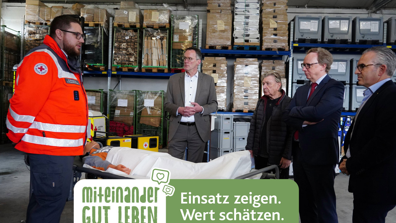 Innenminister Michael Ebling macht sich im Rahmen der Kampagne "Einsatz zeigen. Wert schätzen." ein Bild von der Notfallversorgung durch DRK und ZELK
