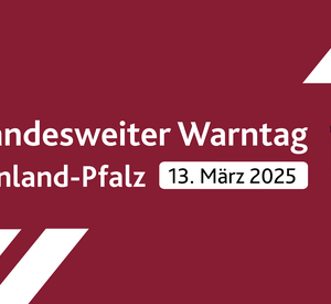 Rotes Banner mit weißer Schrift. In der Mitte des Bildes steht: 1. Landesweiter Warntag Rheinland-Pfalz, 13. März 2025.