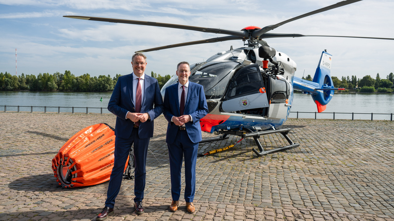 Präsentieren gemeinsam die neuen Hubschrauber: Ministerpräsident Alexander Schweitzer und Innenminister Michael Ebling.