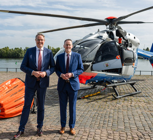 Präsentieren gemeinsam die neuen Hubschrauber: Ministerpräsident Alexander Schweitzer und Innenminister Michael Ebling.