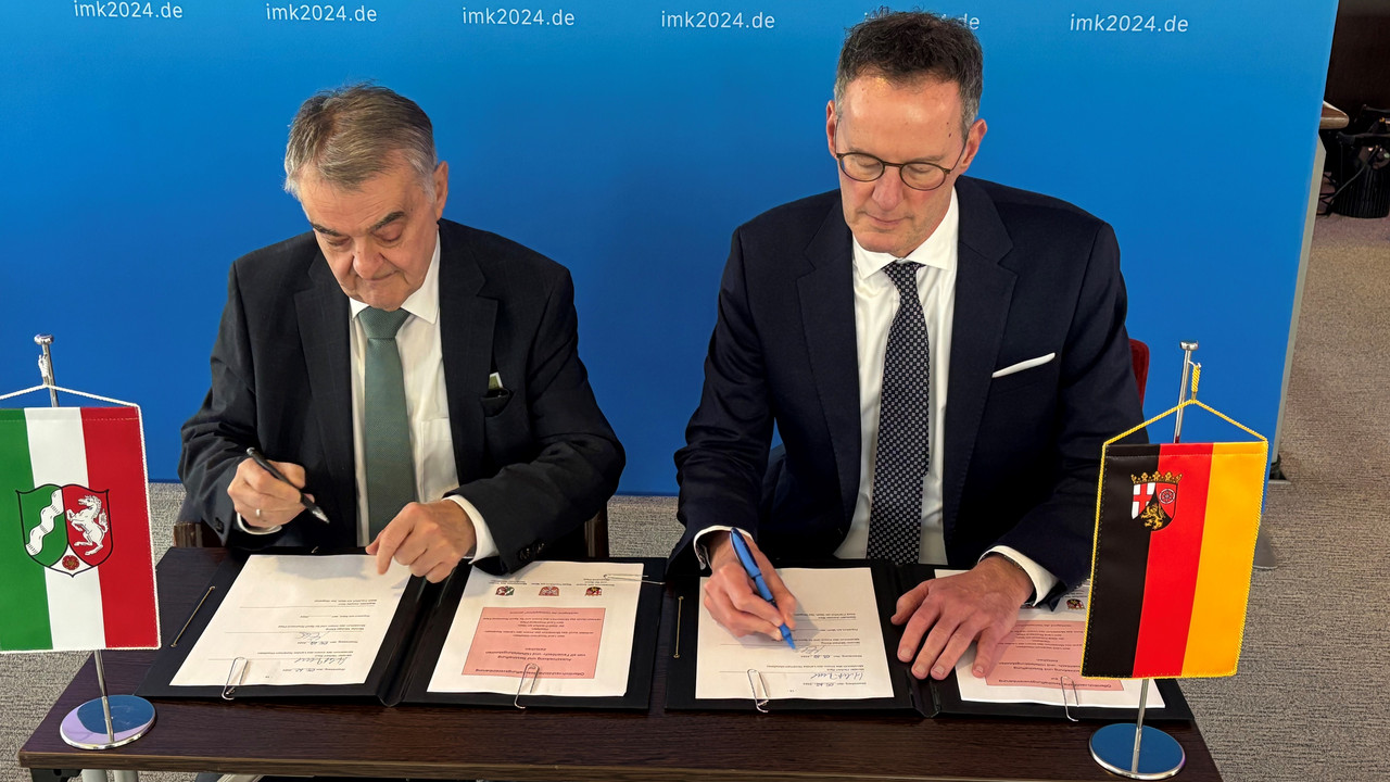 Die Minister Herbert Reul und Michael Ebling bei der Unterzeichnung der Kooperationsvereinbarung.
