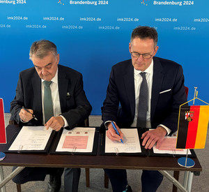 Die Minister Herbert Reul und Michael Ebling bei der Unterzeichnung der Kooperationsvereinbarung.