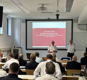 Ein Lehrsaal, in dem die Leiter der Kreisausbildung sitzen und geschult werden.